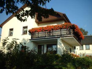 Terrasse der Ferienwohnung mit darüber liegendem Balkon